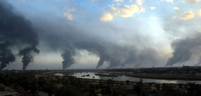 Ngày 27/3/2003, nhiều mỏ dầu ở thủ đô Baghdad bị Iraq tiến hành đốt để cản tầm nhìn của máy bay Mỹ.